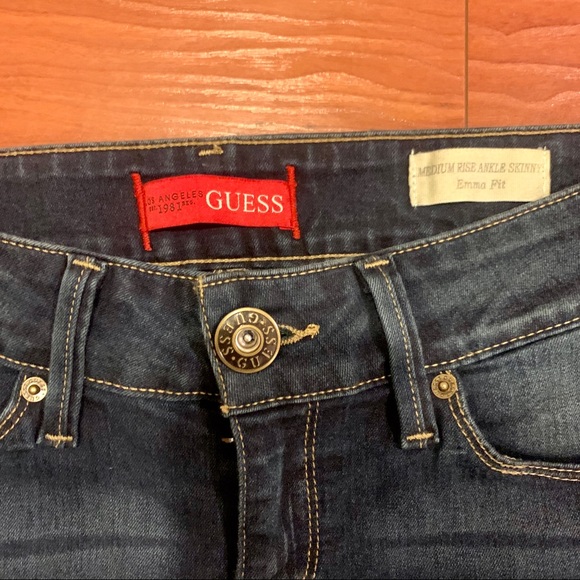 🚨SOLD🚨Guess Medium Rise Jeans - Picture 4 of 7